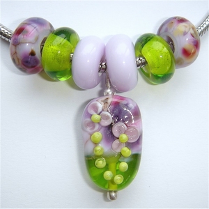 Pendant with flowers + 6 beads